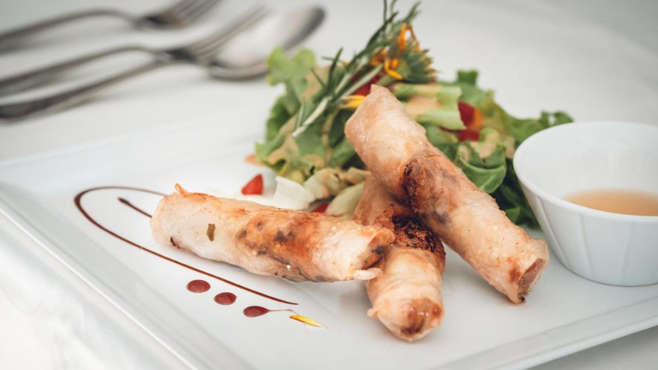 Logis Hotel Restaurant & Pizzeria Vuillot Cuiseaux Eksteriør billede